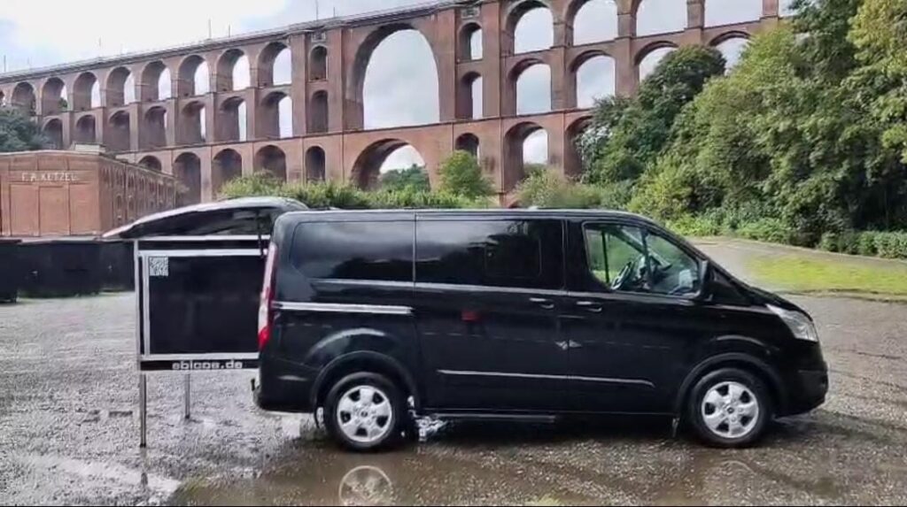 Ford Tourneo Custom BJ 2022 mit Schlafbox und Ausziehmodul von ebicos.de, aufgenommen vor der Göltzschtalbrücke in Sachsen – modernes Camping mit Stil, Komfort und Aussicht.
